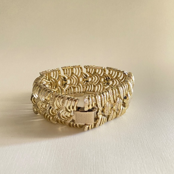Vtg CORO Pegasus Fan-Like Linked Gold Tone Chunky Wide Bangle Bracelet - Picture 10 of 10